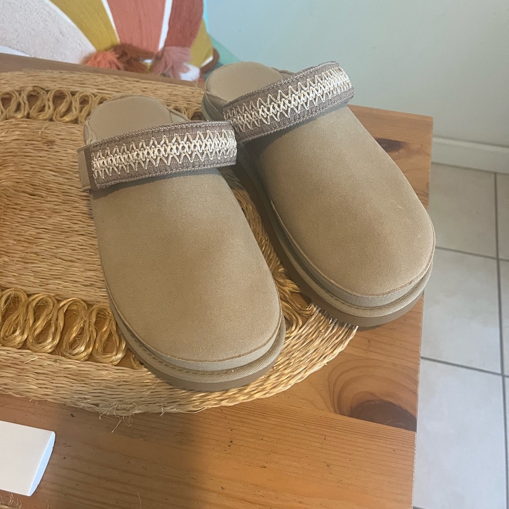 UGG Goldenstar with Embroidered Strap size 8